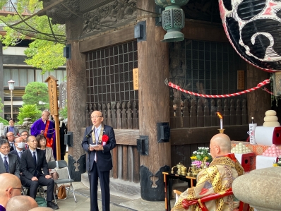 祝辞を述べる様子