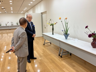 いけばな展で解説を受ける様子