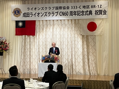 祝辞を述べる様子