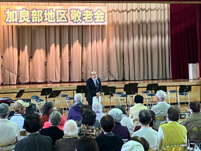 挨拶を述べる様子