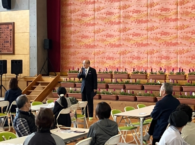 挨拶を述べる様子