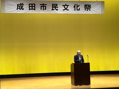 挨拶を述べる様子