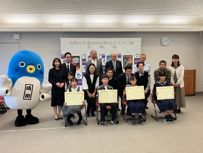 受賞者らと記念撮影を行う様子