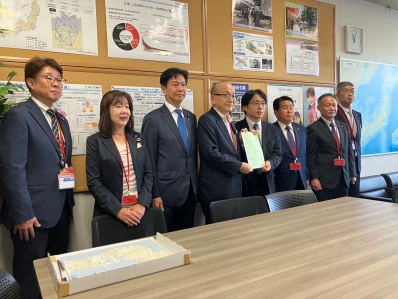 要望書を手に記念撮影を行う様子