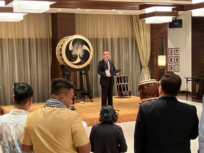 挨拶を述べる様子