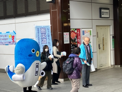 啓発チラシを配布する様子