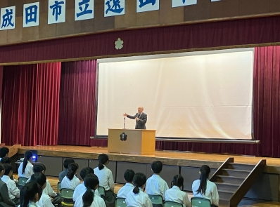 挨拶を述べる様子