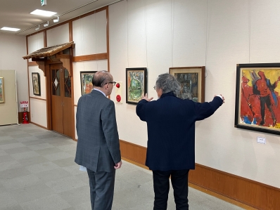 作品の解説を受ける様子