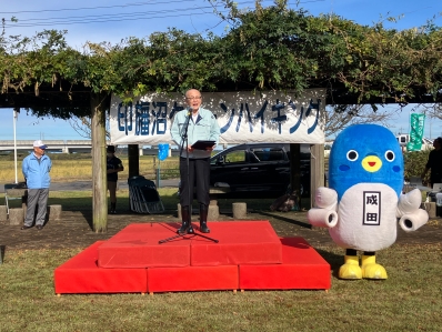 挨拶を述べる様子