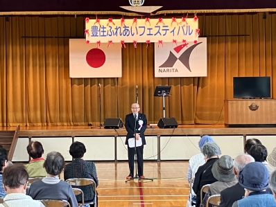 挨拶を述べる様子