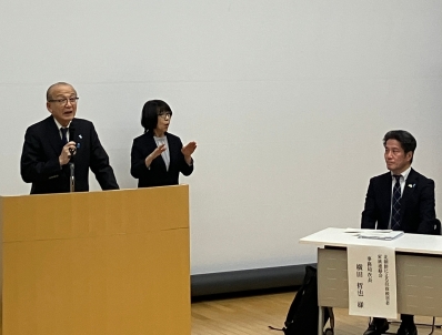 挨拶を述べる様子