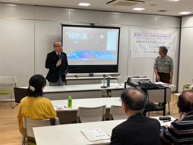 挨拶を述べる様子