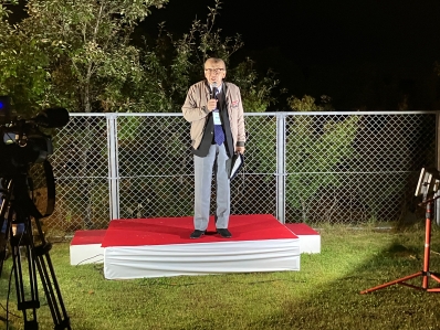 挨拶を述べる様子