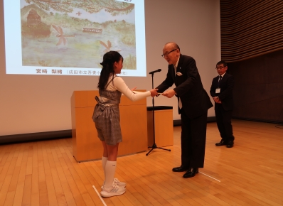 賞状を手渡す様子