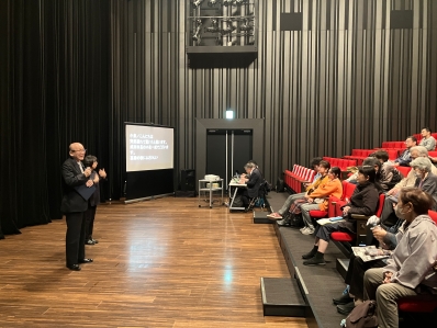 挨拶を述べる様子