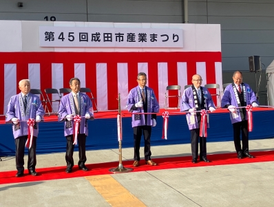 テープカットを行う様子