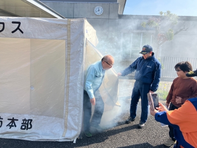 煙体験を行う様子