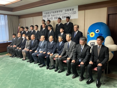 記念撮影を行う様子