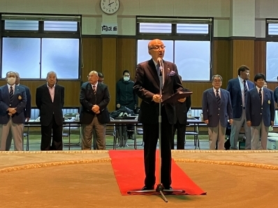 挨拶を述べる様子