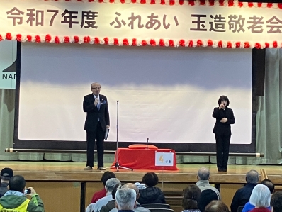 挨拶を述べる様子