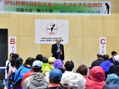 挨拶を述べる様子