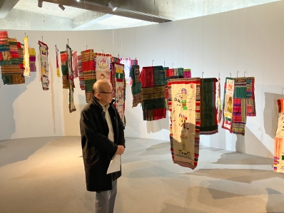 屋内展示作品を鑑賞する様子