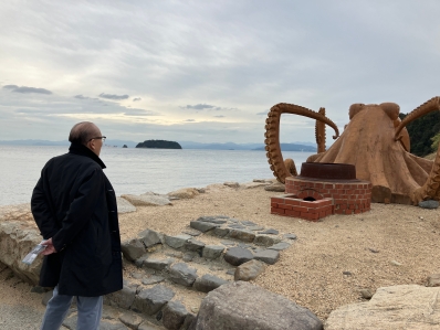 海沿いの展示作品を鑑賞する様子