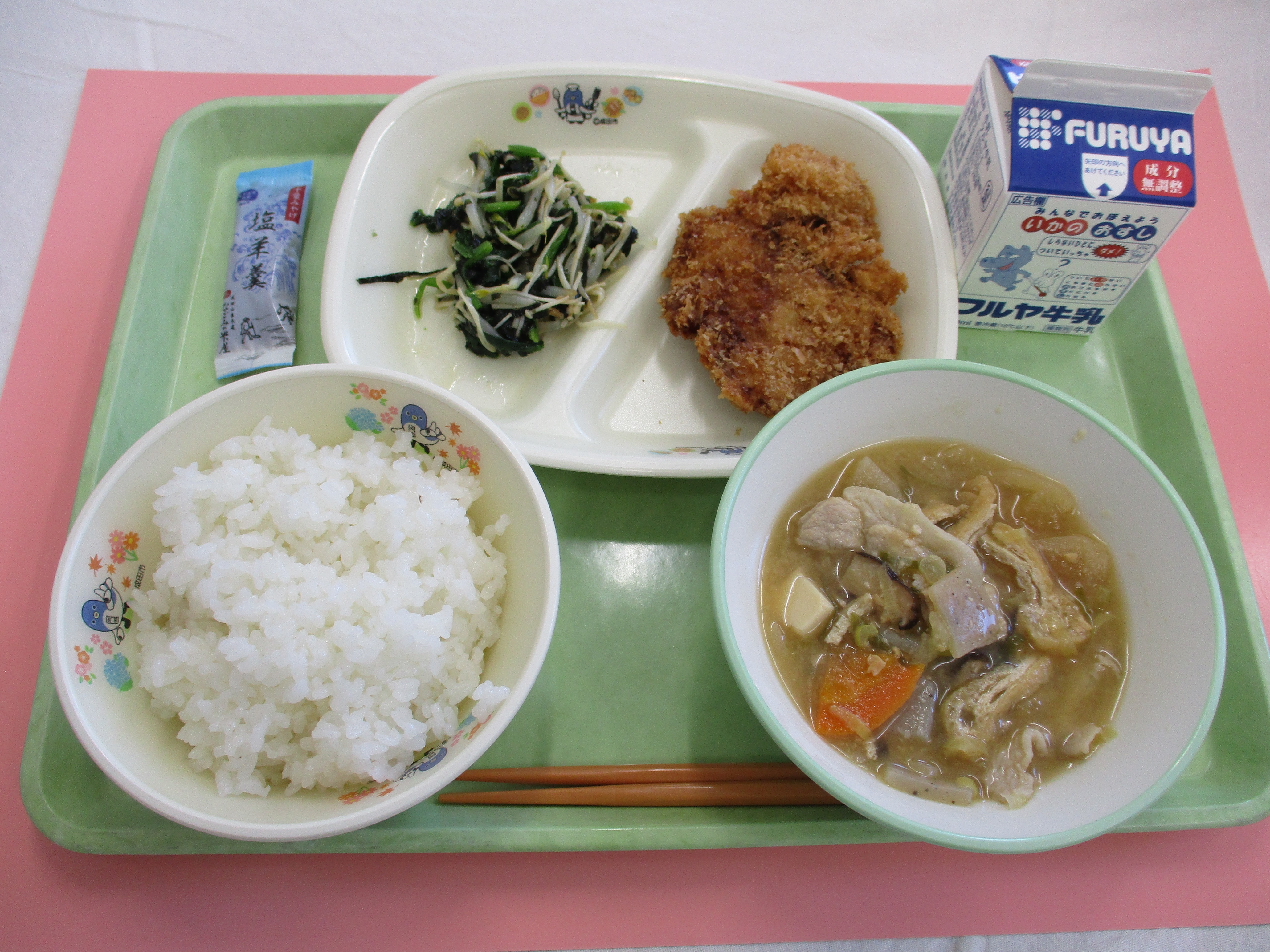 美郷台小学校共同調理場の成田給食の日の給食写真