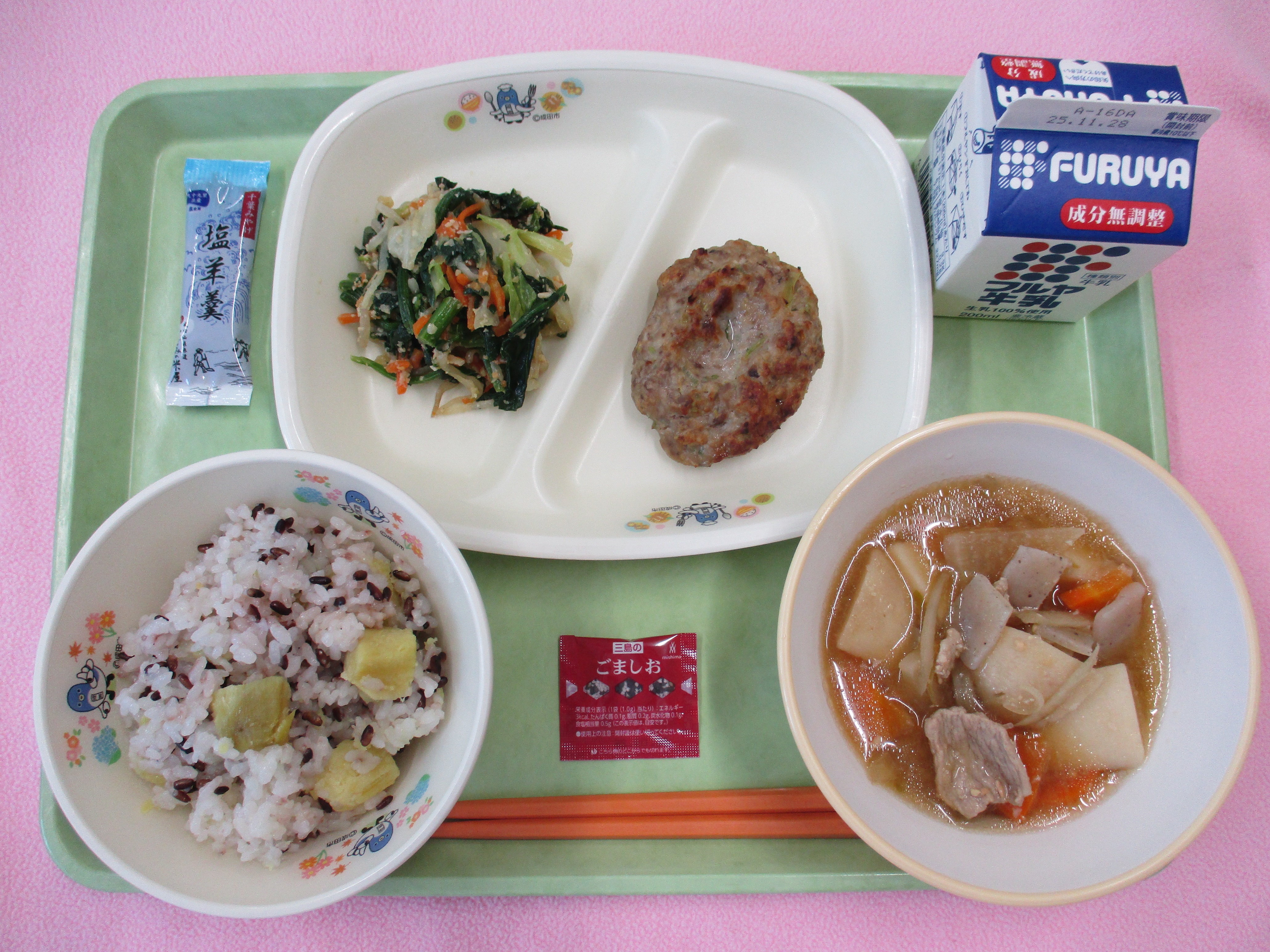 平成小学校共同調理場の成田給食の日の給食写真