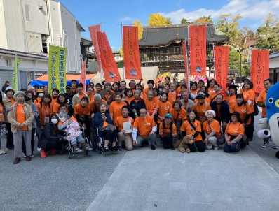 参加者と記念撮影を行う様子