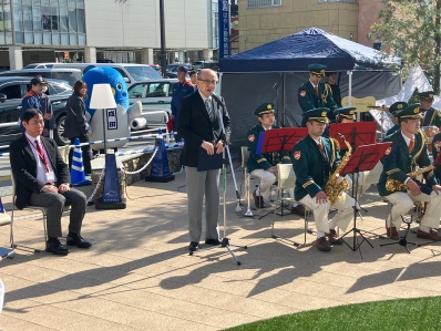 挨拶を述べる様子