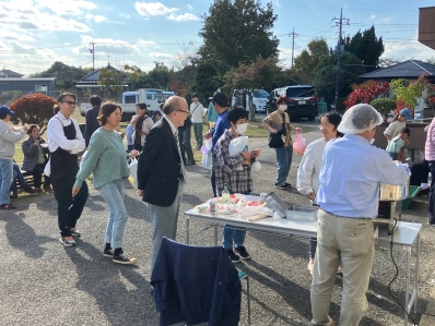 笑顔で参加者と言葉を交わす様子