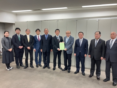 要望書を手に記念撮影を行う様子