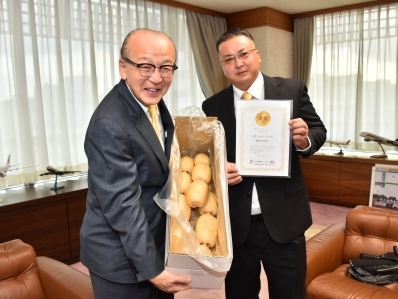 レンコンを手に記念撮影を行う様子