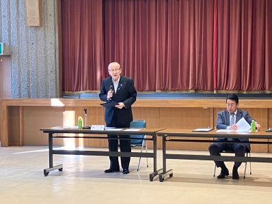 挨拶を述べる様子