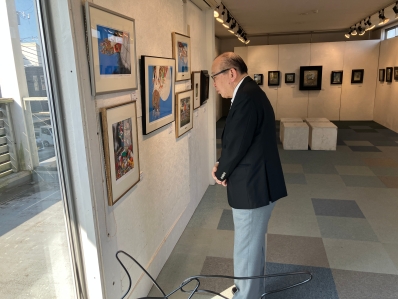 作品を鑑賞する様子