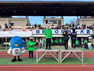 挨拶を述べる様子