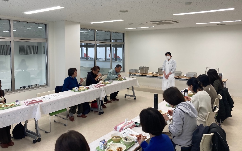 栄養士の話を聞きながら給食をいただきます