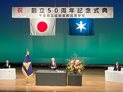 祝辞を述べる様子