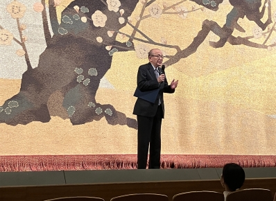 挨拶を述べる様子