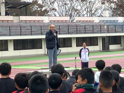 挨拶を述べる様子