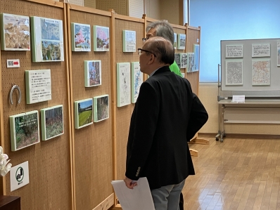 展示品の説明を受ける様子