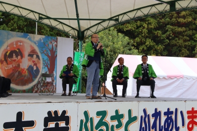 挨拶を述べる様子