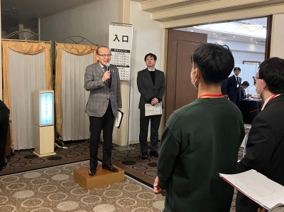 挨拶を述べる様子