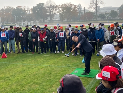 挨拶を述べる様子