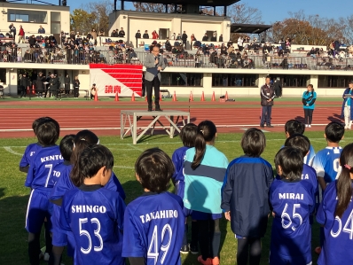 挨拶を述べる様子