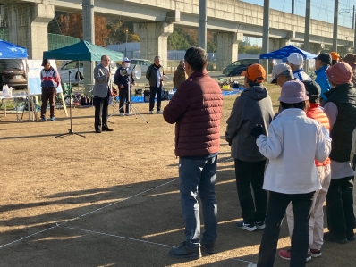 挨拶を述べる様子