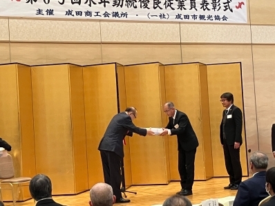 市長賞を渡す様子