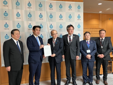 要望書を手に大臣らと記念撮影を行う様子