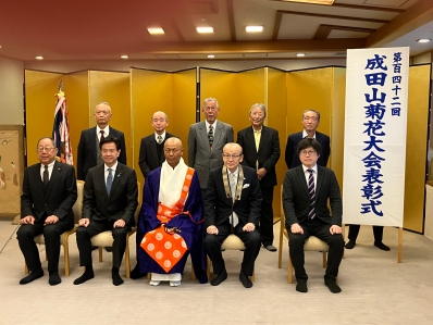 受賞者らと記念撮影を行う様子